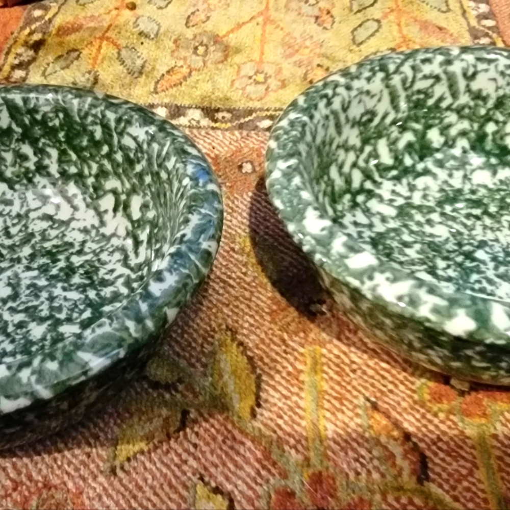Set of 2 Henn green sponged cereal bowls